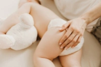 Trẻ đi ngoài phân sống có sao không? Nguyên nhân & giải pháp